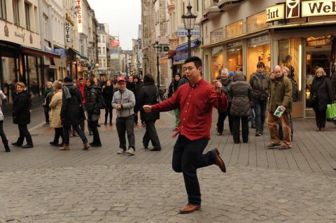 Chinesischer Tanz auf dem Bonner Marktplatz