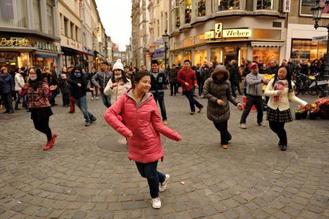 Chinesischer Tanz auf dem Bonner Marktplatz